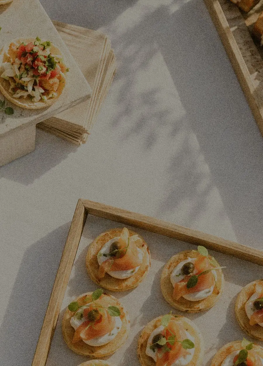 Bouchées et pièces salées dressées sur des planches en bois