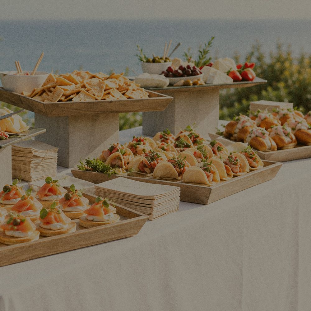 Plateaux de canapés au saumon et herbes fraîches